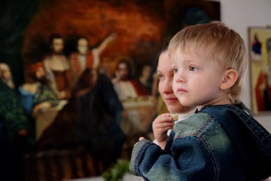 Святой молящийся о детях. Дети в храме. Дети в православном храме. Дети молятся в храме. Семья молится.