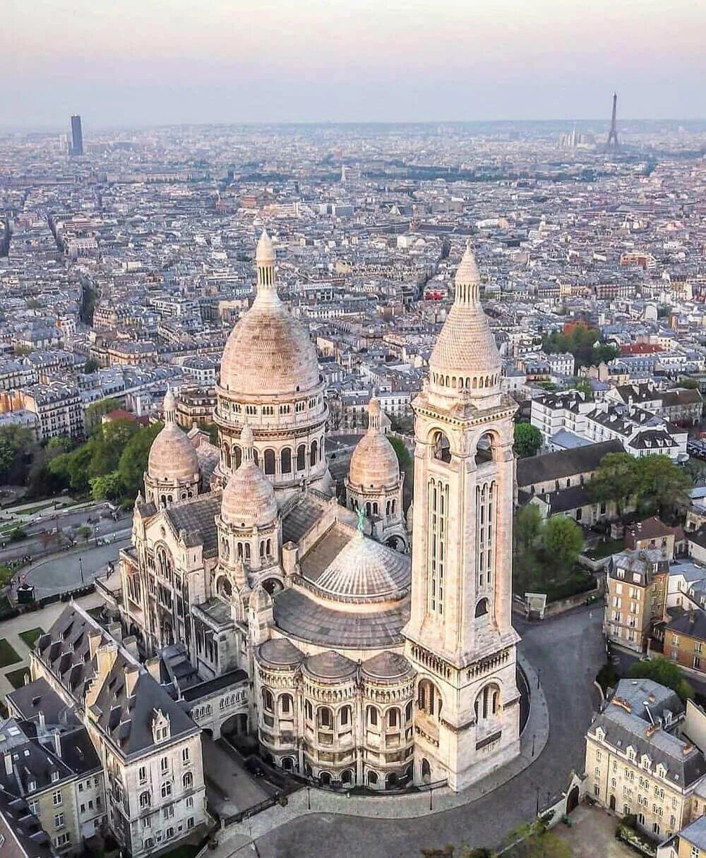 Монмартр в Париже. Париж Sacre coeur. Сакре-кёр в на город. Базилика Сакре кëр Париж.