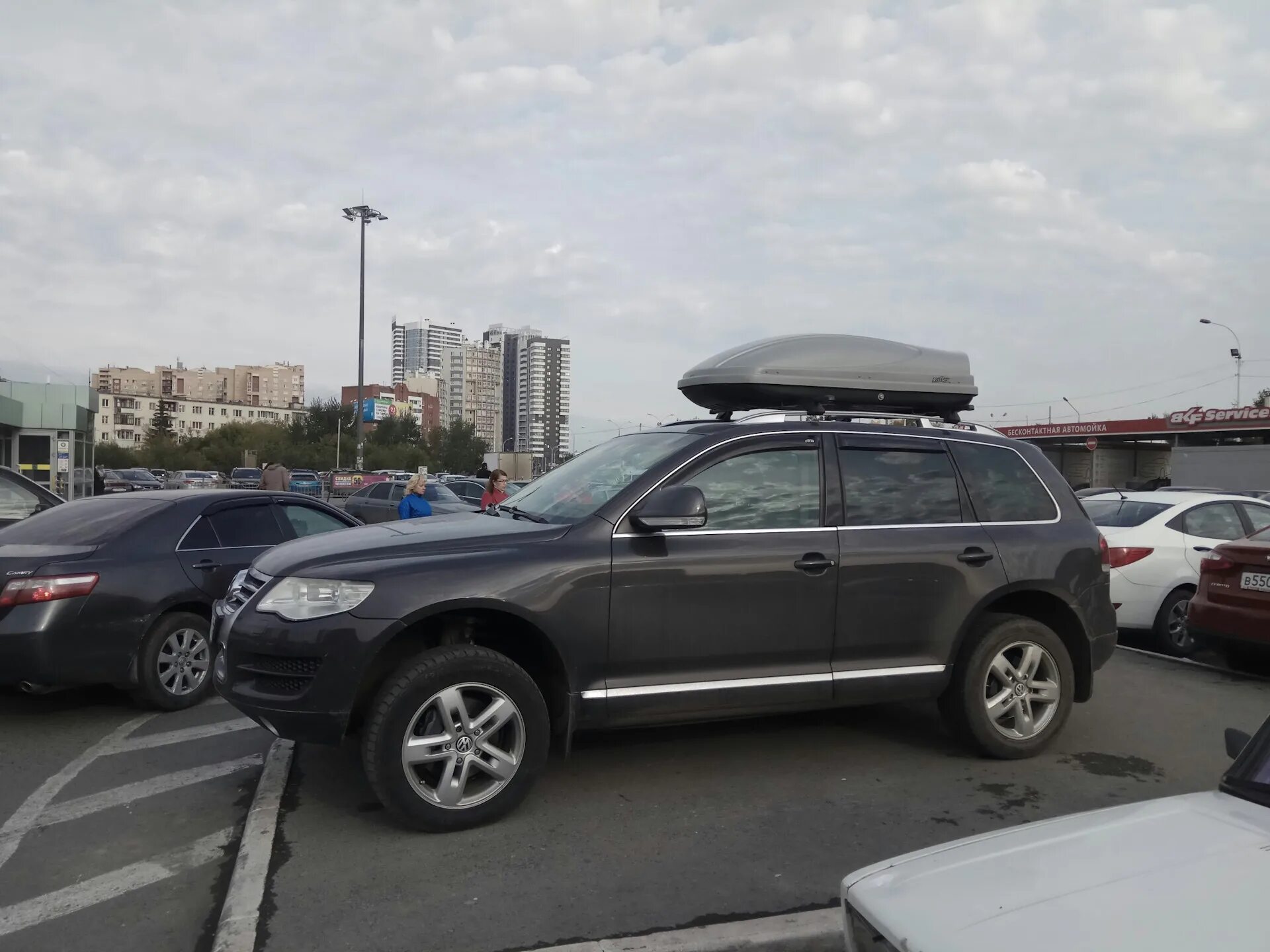 Автобокс туарег nf. Туарег 1 рейлинги на крышу. Крыша touareg. Крыша туарег. Автобокс туарег nf.