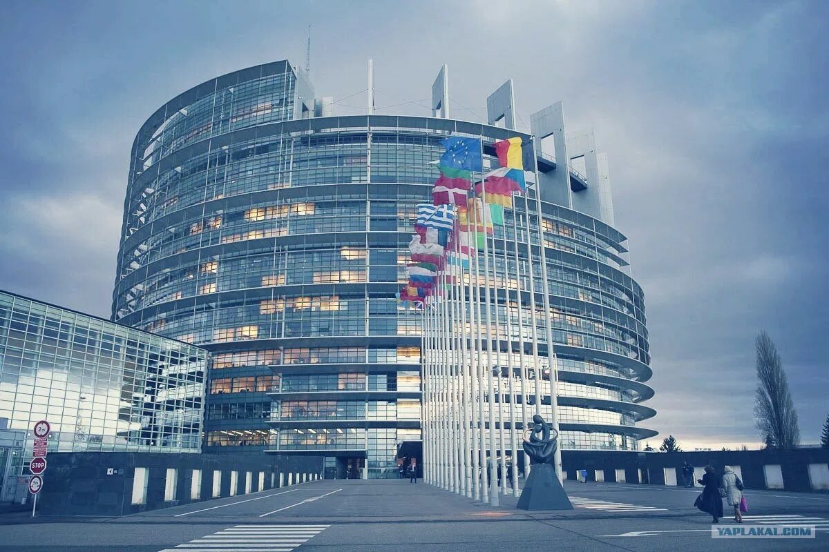 Здание ЕС В Брюсселе. Европейский парламент Страсбург. Здание Европарламента в Брюсселе. Здание европейского парламента в Страсбурге.