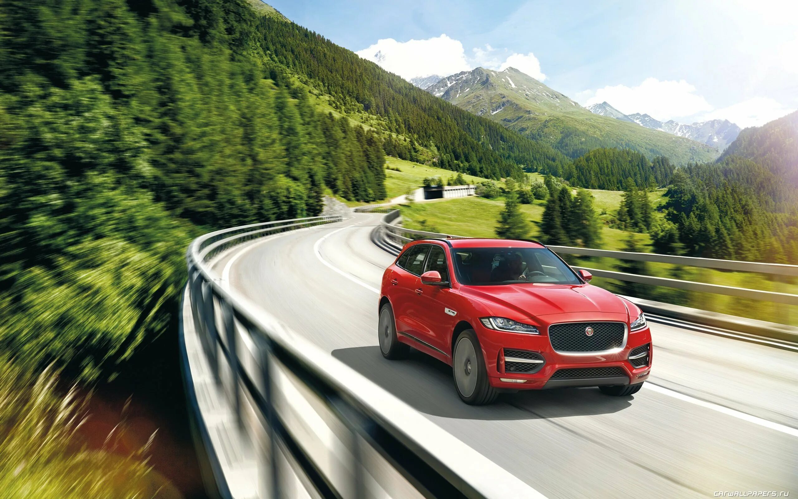 Авто едет по дороге. Jaguar f-pace. jaguar f-pace автомобили jaguar. jaguar f-pace 2017. ягуар ф пейс.