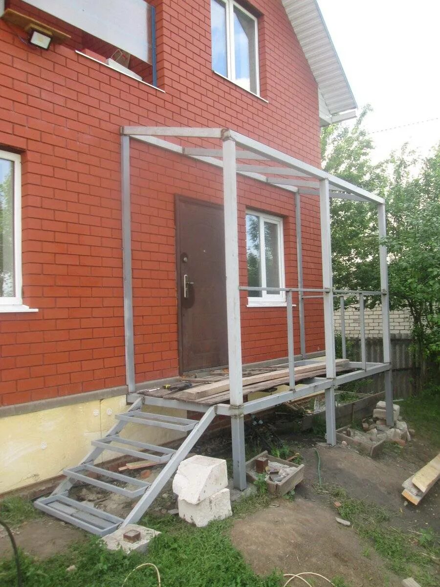 Крыльцо для частного дома из профильной трубы. Крыльцо из профильной трубы 40х20. крылечки к частному дому. веранда из профильной трубы. пристройка на металлическом каркасе.