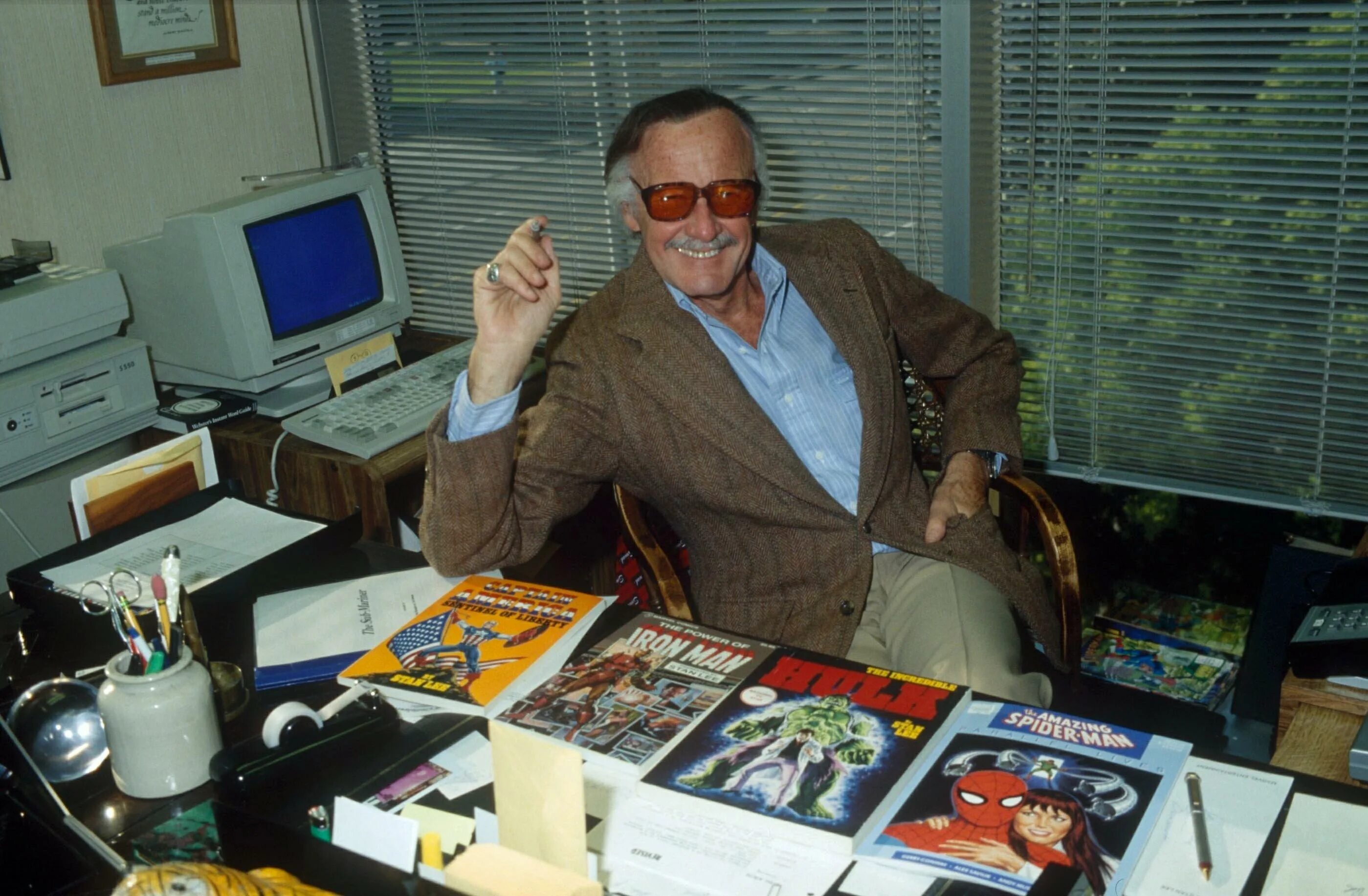Stan lee&#039;s. Стэнли в молодости. stan lee в молодости. стэн ли марвел молодой.