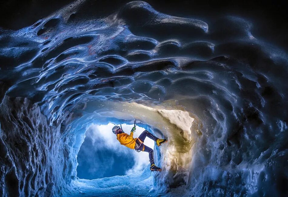 Невероятные р. Ледяная пещера Камчатка. Невероятные фотографии. National Geographic пещеры. Крутая пещера.