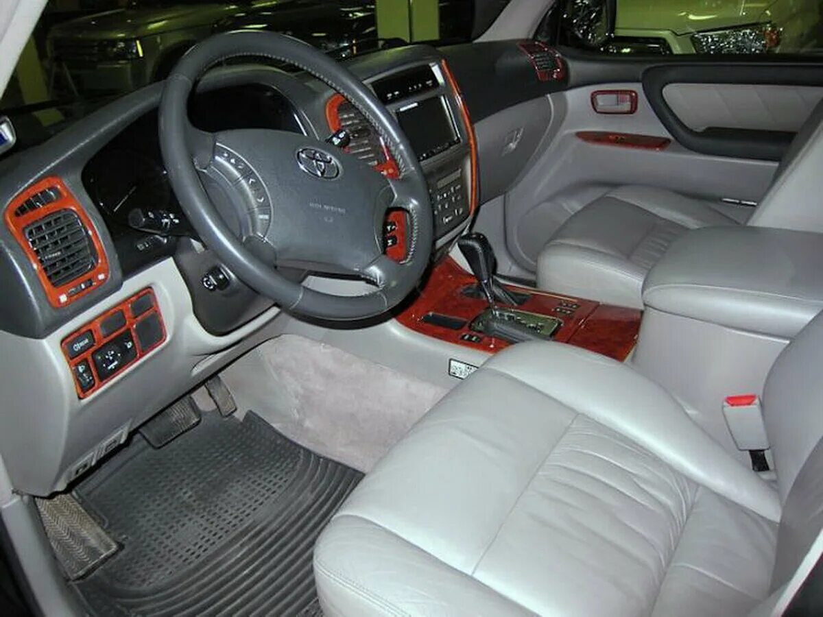 Toyota land cruiser 100 2005. Lc 100 2005. Тойота ленд крузер 100 салон. Toyota land cruiser 100 салон. Toyota lc 100 салон.