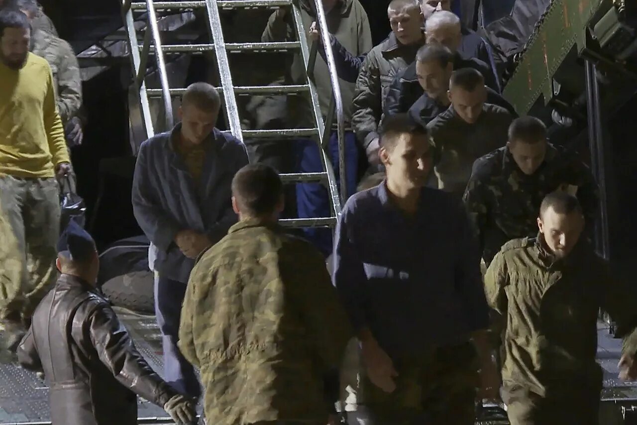 Пленные российские солдаты. Освобожденные из плена российские военные. Военнопленные последние новости