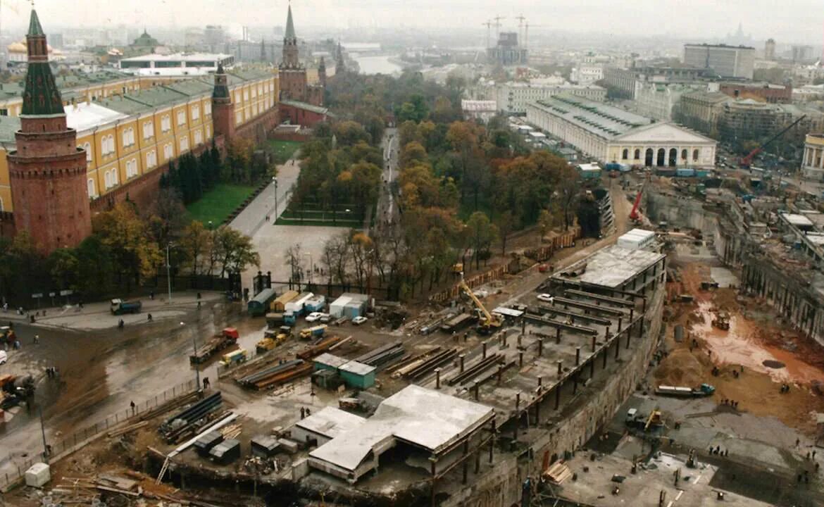 Площадь земли москвы. Манежная площадь 1980. Охотный ряд Москва Манежная площадь. Кремль Манежная площадь. Реконструкция Манежной площади 1995.