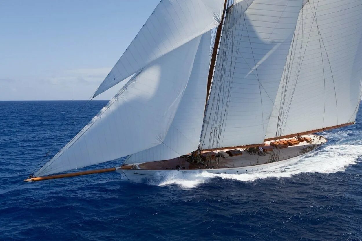 Самая большая скорость корабля. Океанская парусная яхта. Катамаран seawind 1370. Пролив дрейка волны. Мега яхта тримаран.