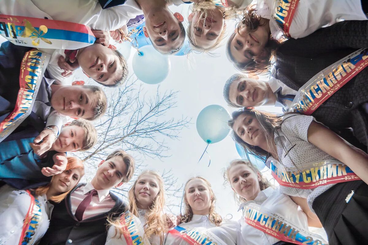 выпускной в школе. выпускники школы. современный выпускник школы. выпускники школы. современные выпускницы школы.