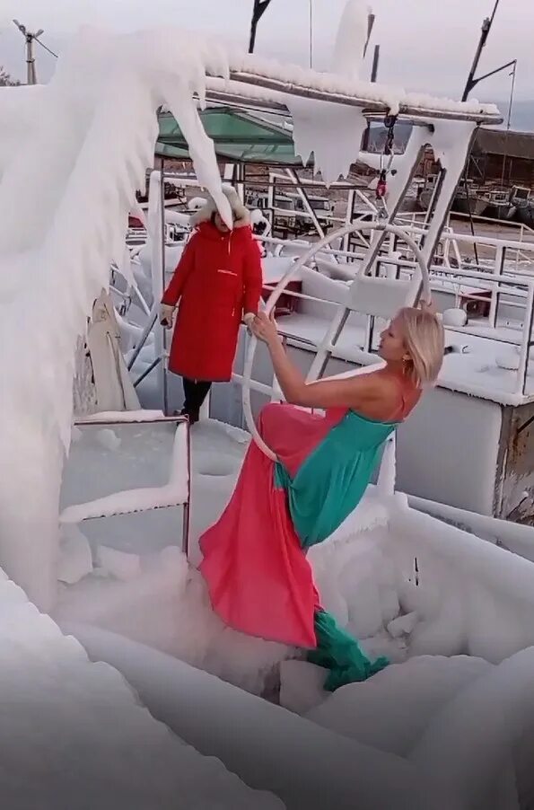 Арктический снег на воде. Девочка под снегом. Сахалин купание. Видео где передают
