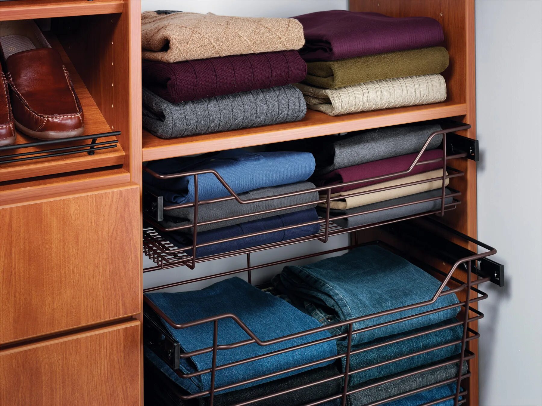 Какой способ хранения. Компактное хранение вещей. Хранение постельного белья в шкафу. Шкаф с вещами. Организация пространства в шкафу с одеждой.