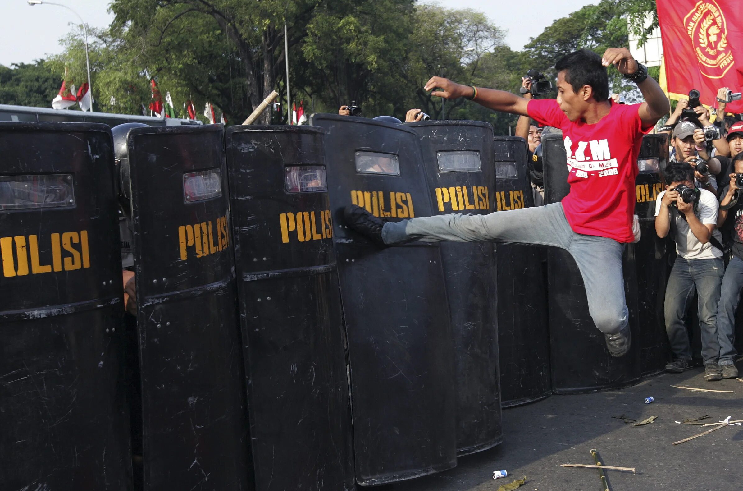 Один против армии. Один против тысячи. Один против толпы. Один против. Один против толпы.