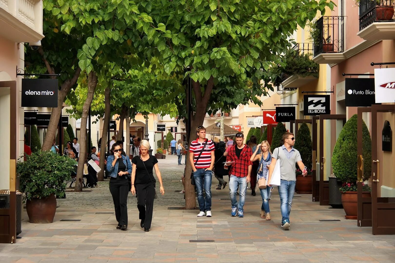 Roca village. Аутлет ла рока Виладж Барселона. La Roca Village Outlet Barcelona фото. Аутлет в Барселоне. Испания аутлет.