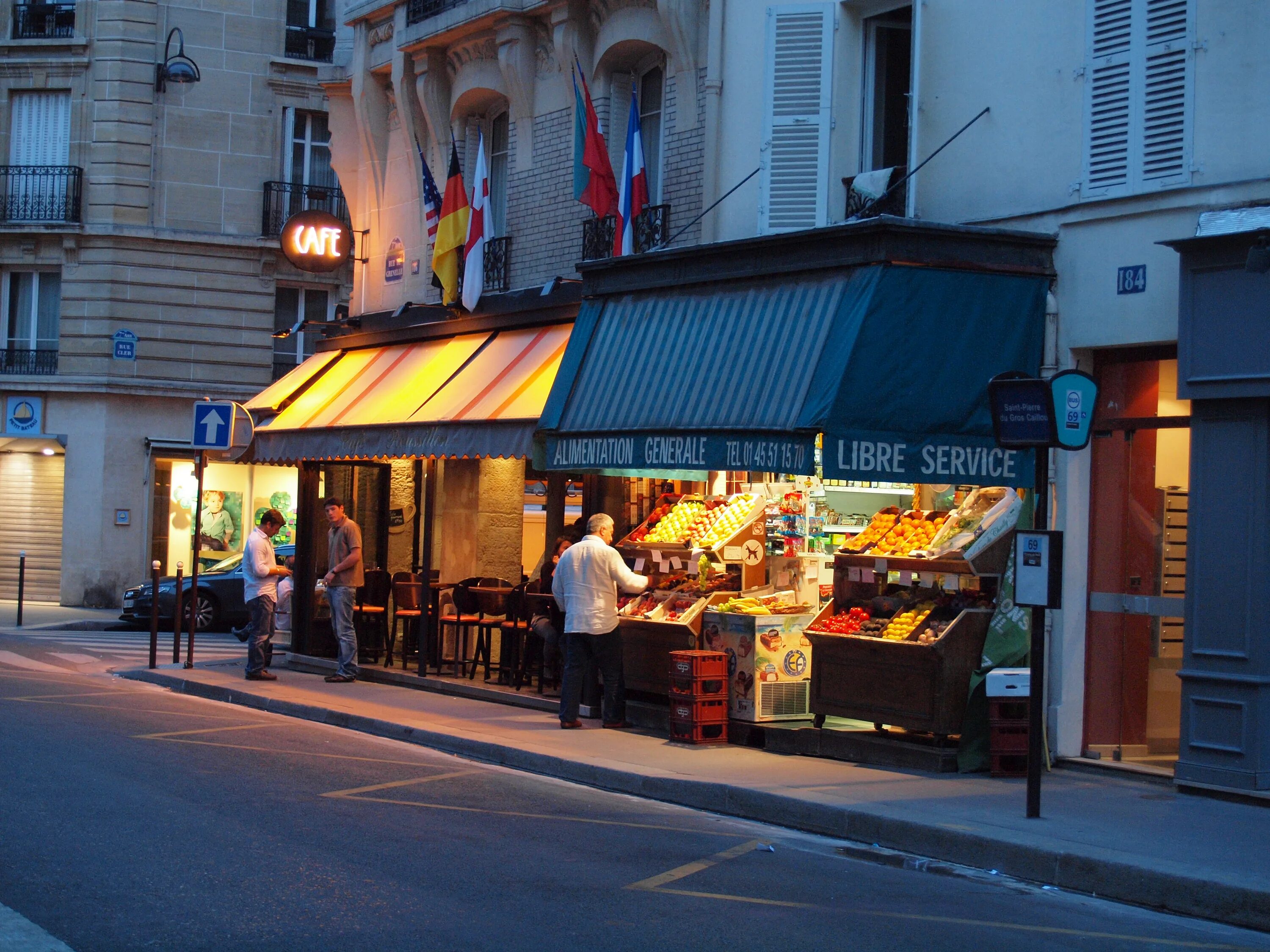 Прилавок на улице. Уличная торговля в Европе. Торговля Франции. Париж уличная торговля.