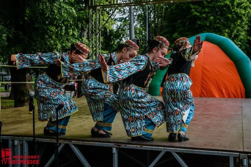 Веселье радость. Танец на закате. Пошла жара танец. Лето с друзьями. Танцы на пляже.