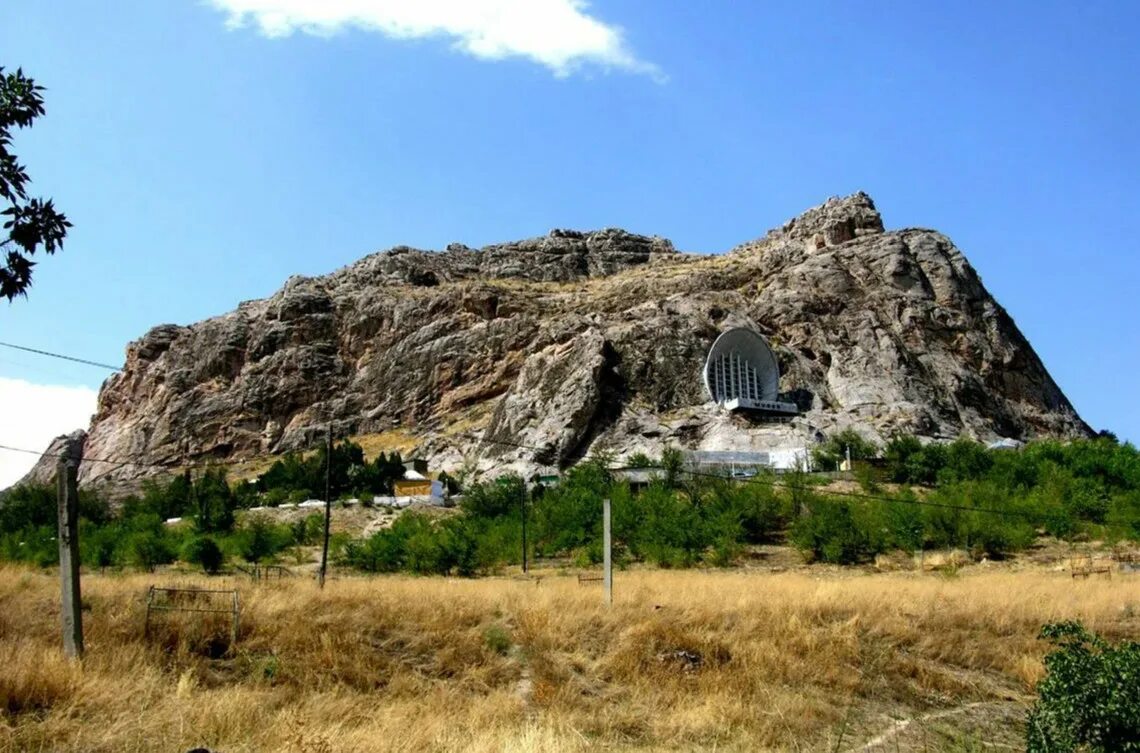 Музей сулайман тоо ош киргизия. Гора сулайман тоо. Ош гора сулайман-тоо. Гора сулайман-тоо киргизия. Сулейман гора в оше.
