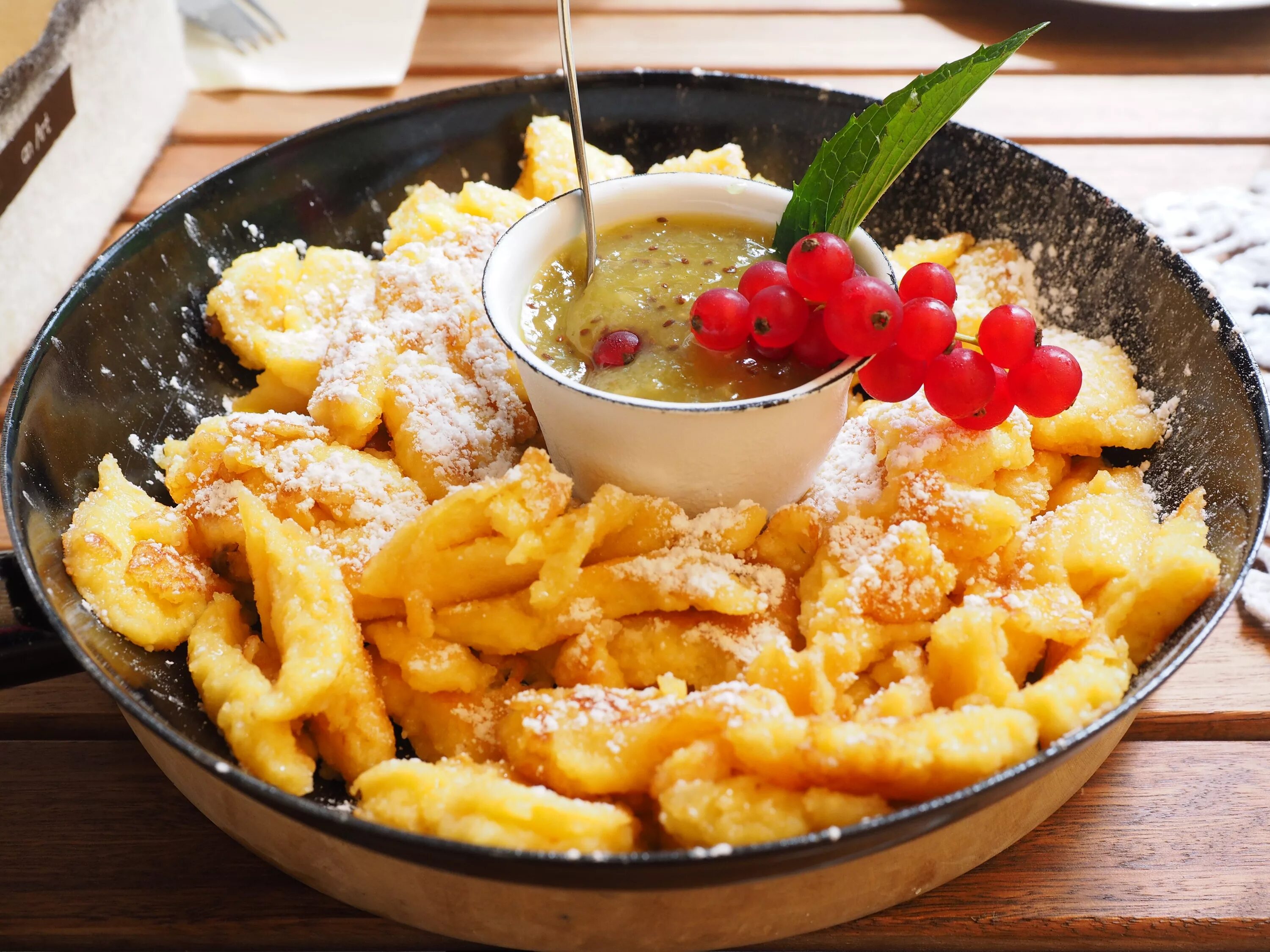 Кайзершмаррн (Kaiserschmarrn). Омлет Кайзершмаррн. Австрийское блюдо Кайзершмаррн. Австрийский омлет Кайзершмаррн. Sweet dish