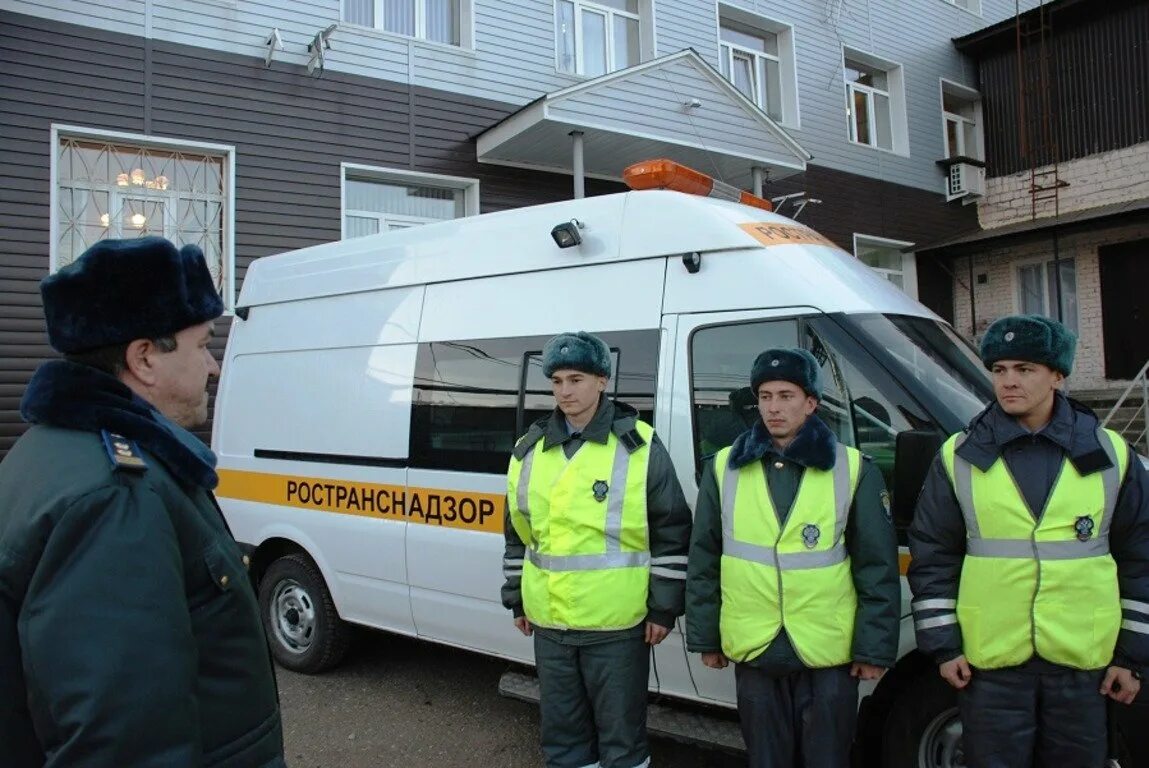 Е надзор. Ространснадзор инспектор. ространснадзор брянск сотрудники. ространснадзор государственный инспектор форма. машины ространснадзора.