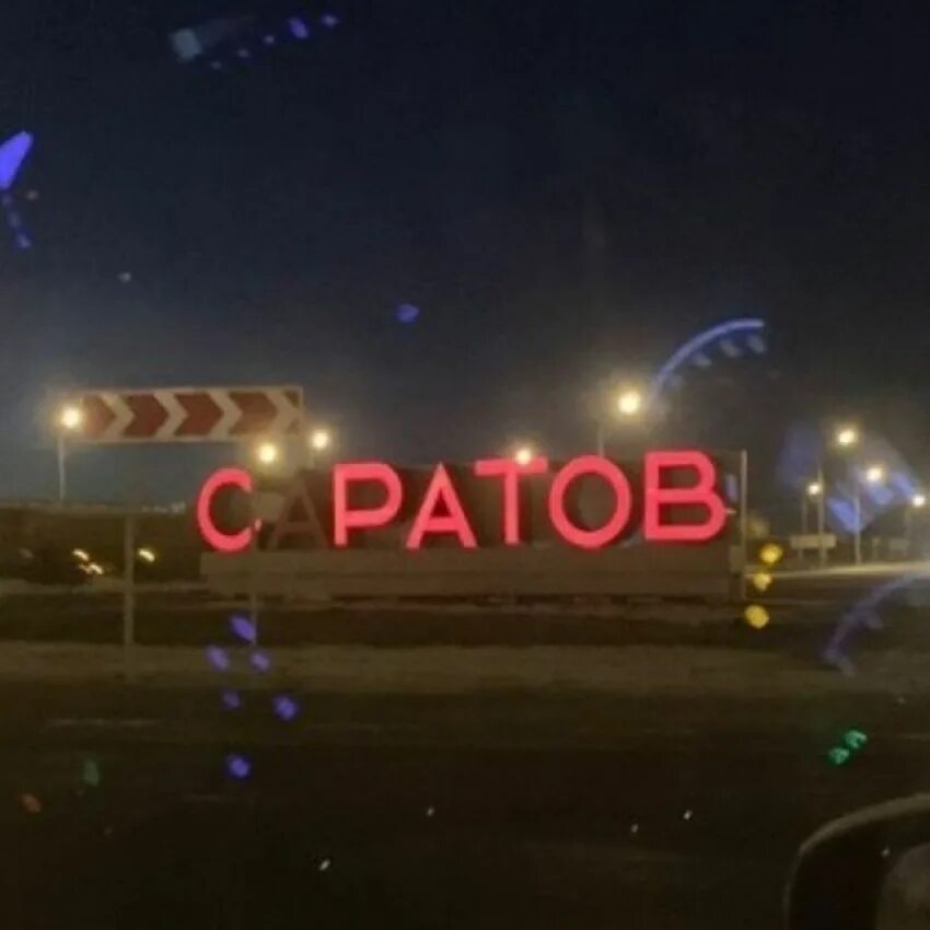 Буквы падают с дерева. Разбросанные буквы. Буква упала. Буквы сыпятся русские. Летящие буквы.