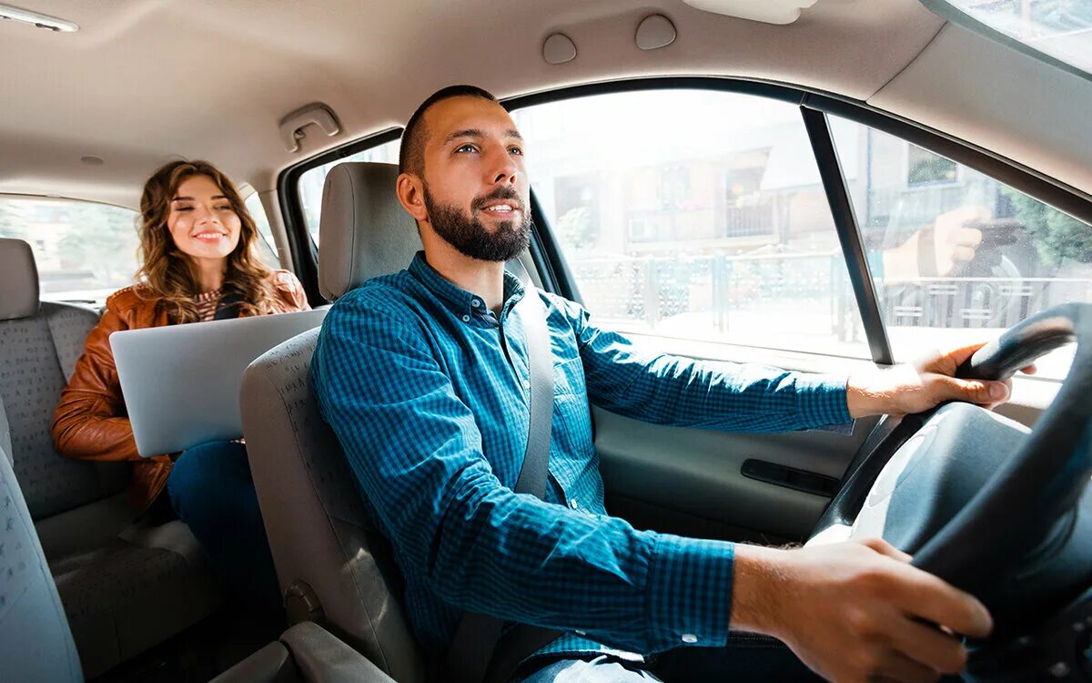 Как устроиться таксистом. Счастливый водитель такси. Водитель. Как устроиться таксистом. Водитель и автомобиль.