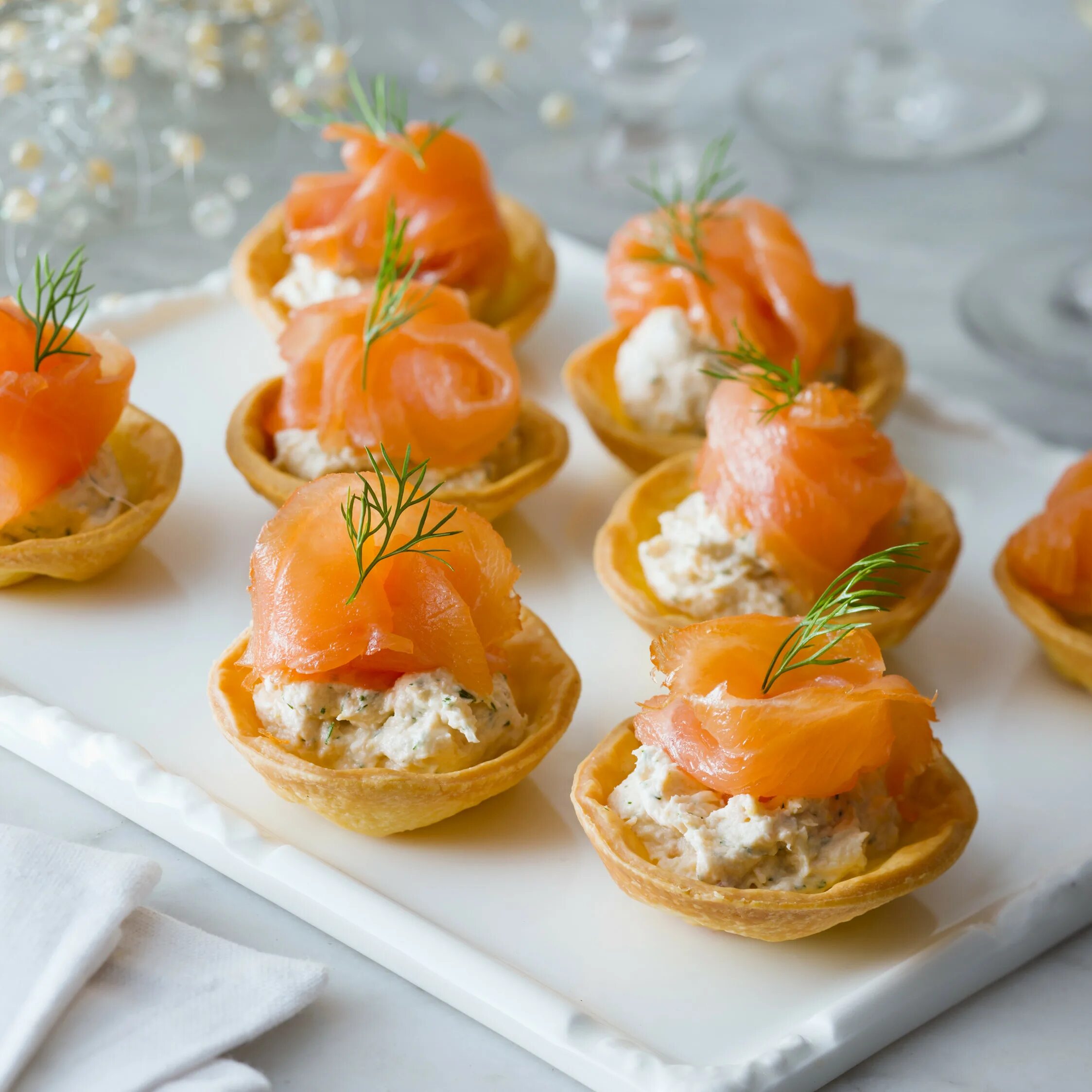 Закуска с красной рыбой на праздничный стол. Smoked Salmon Canapes. Фингер фуд с красной рыбой. Канапе с красной рыбой. Канапе с красной рвбкой.