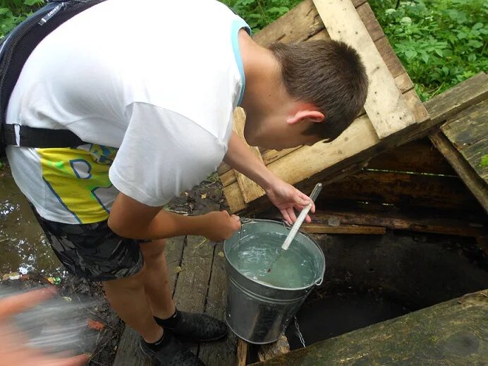 Набирает воду. Набирают воду из родника. Люди набирают воду из родника. Человек набирает воду. Игры набирать воду