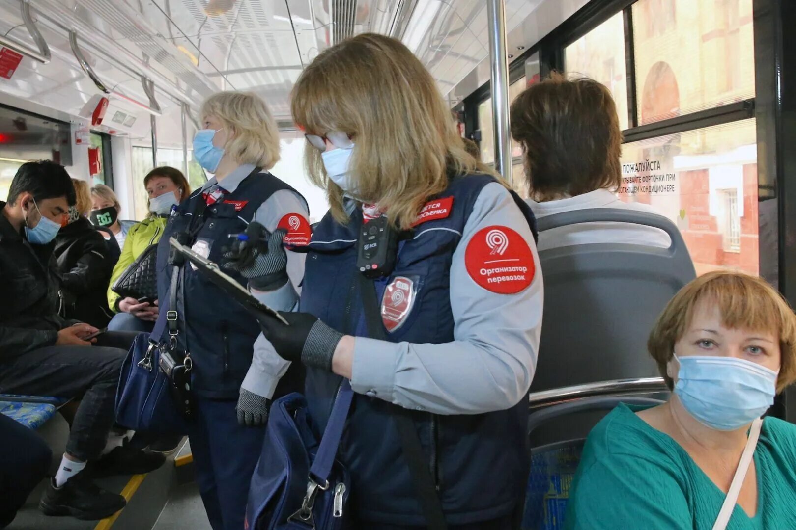 Контролеры в автобусе в Москве. Контролеры Московского транспорта. Контролеры в трамвае Москва. Контролер автобусов МСК. Москва оштрафовано