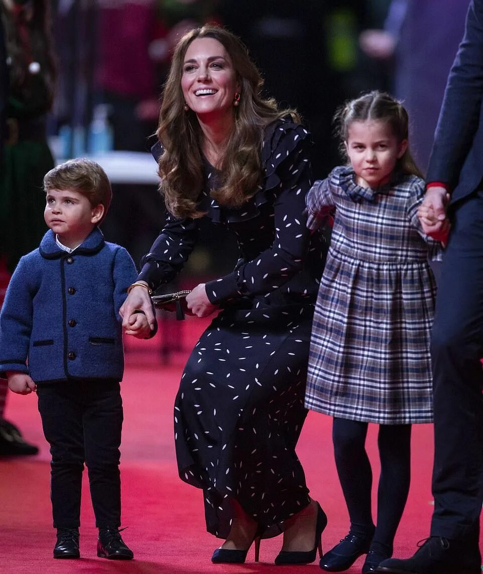 Фото детей кейт миддлтон и принца уильяма. Дети Кейт Миддлтон Луи. Кейт Миддлтон с детьми 2021. Кейт Миддлтон с детьми 2022.