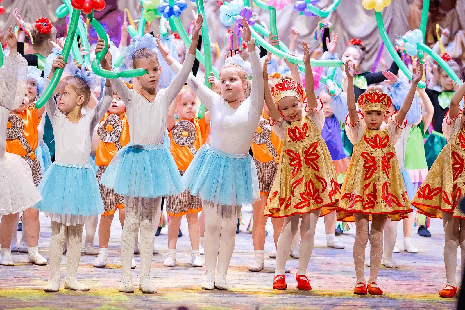 Танцы детей праздник. Детские танцы. Дели танцуют на празднике. Танцевальный праздник для детей. Детский фестиваль.