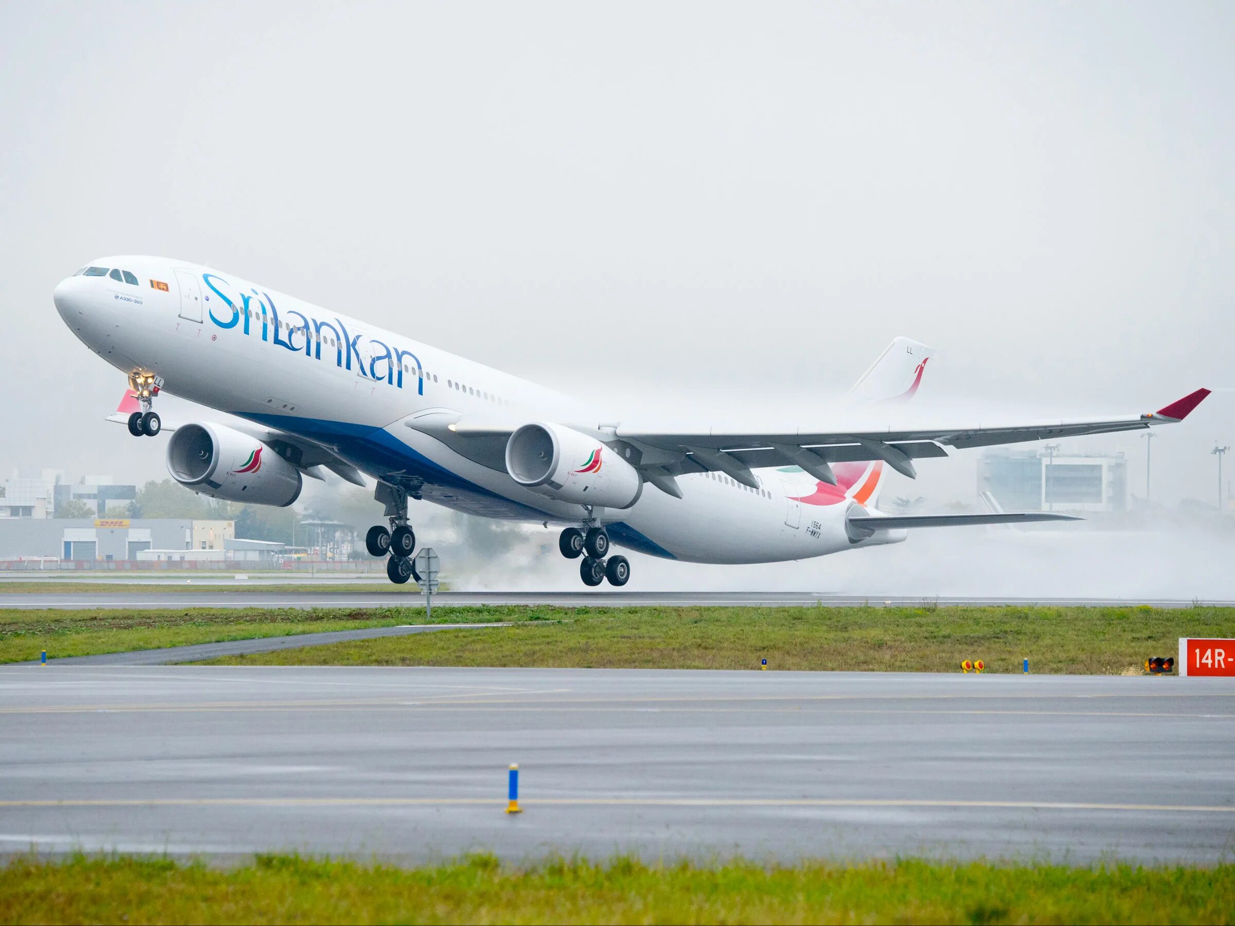 Когда лететь на шри ланку. Шри Ланка Эйрлайнс самолеты. Airbus a330-300 Шри Ланка Эйрлайнс. Srilankan Airlines авиакомпании. Аэробус 320 srilankan Airlines.