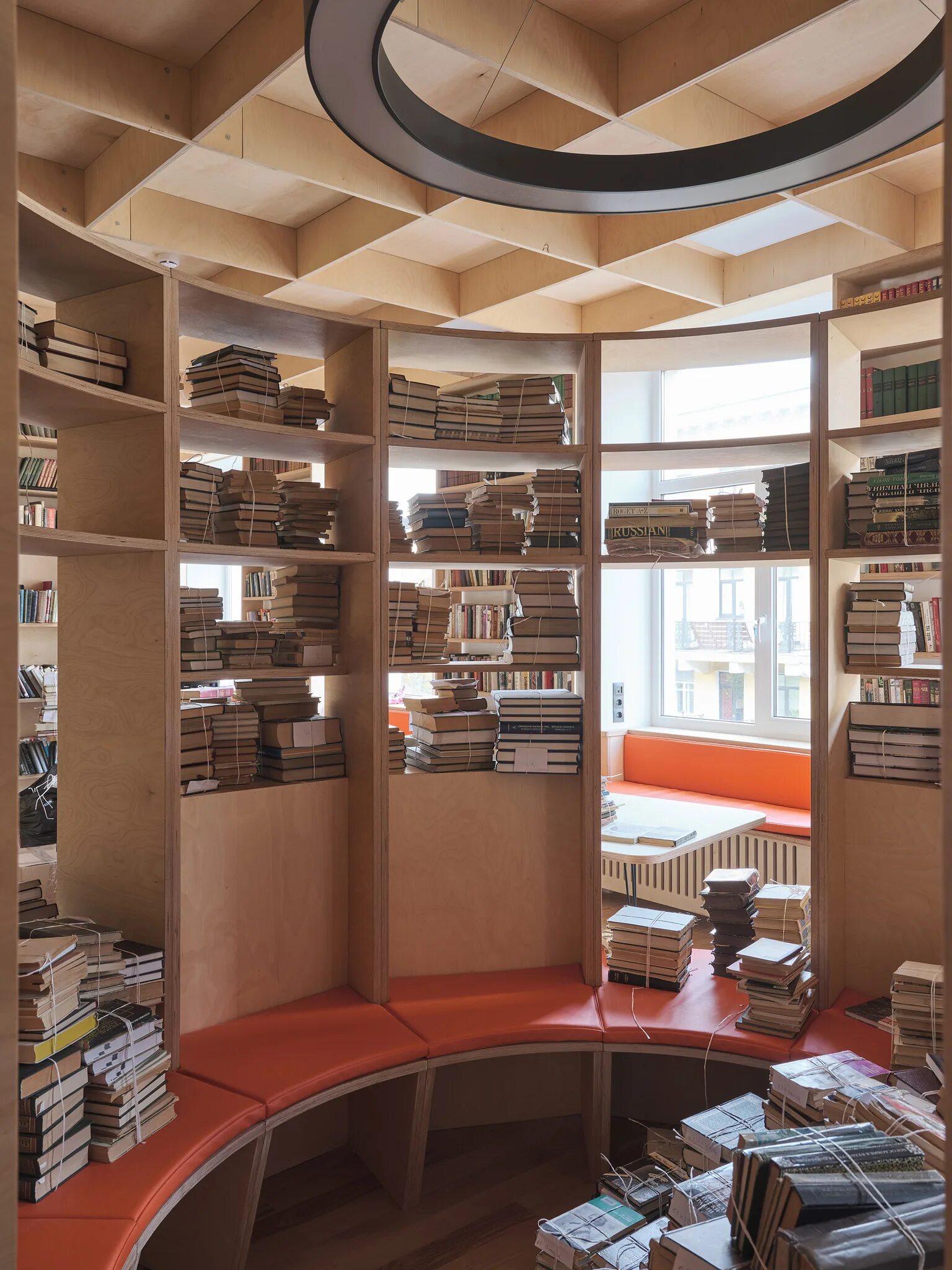 Концептуальная архитектура. Инструменты для выполнения кадастровых работ. Поставят архитекторы. Проектирование. Двор складчатого дома мюнхен созданный архитекторами studio.