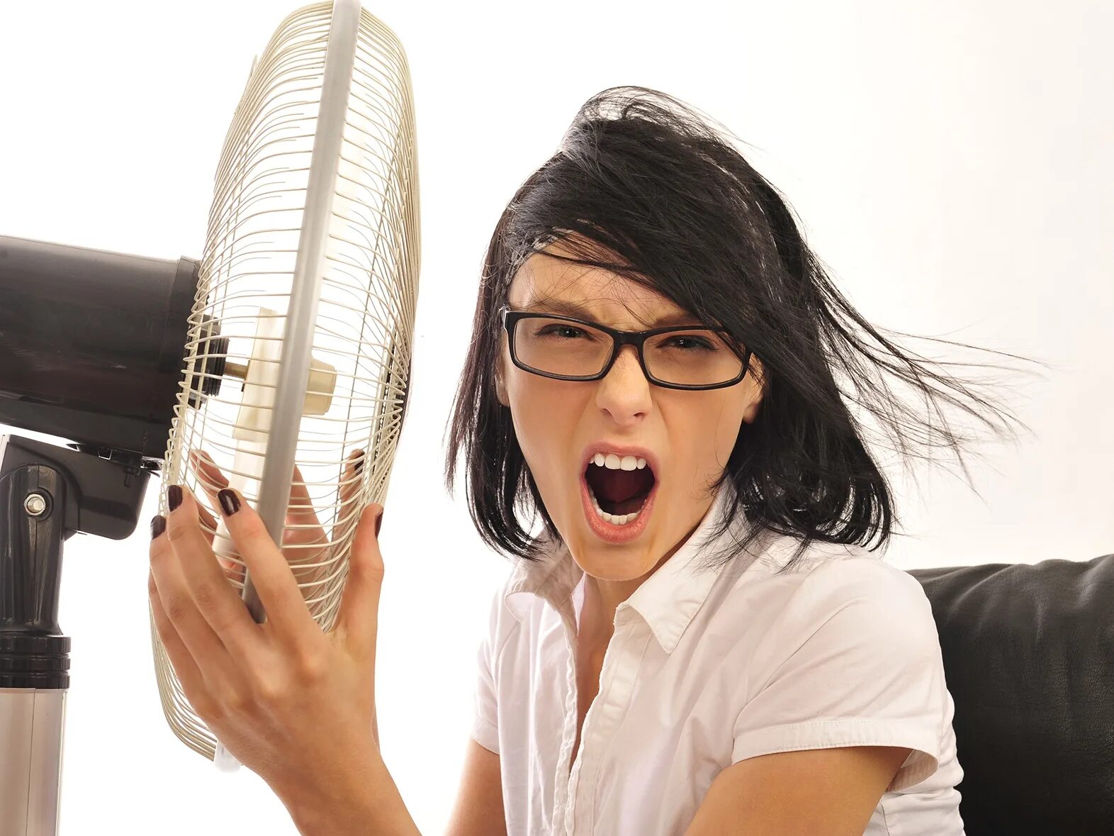 Включи душную. Включи душную. Девушка и вентилятор. Человек в душном помещении. Жарко в квартире.