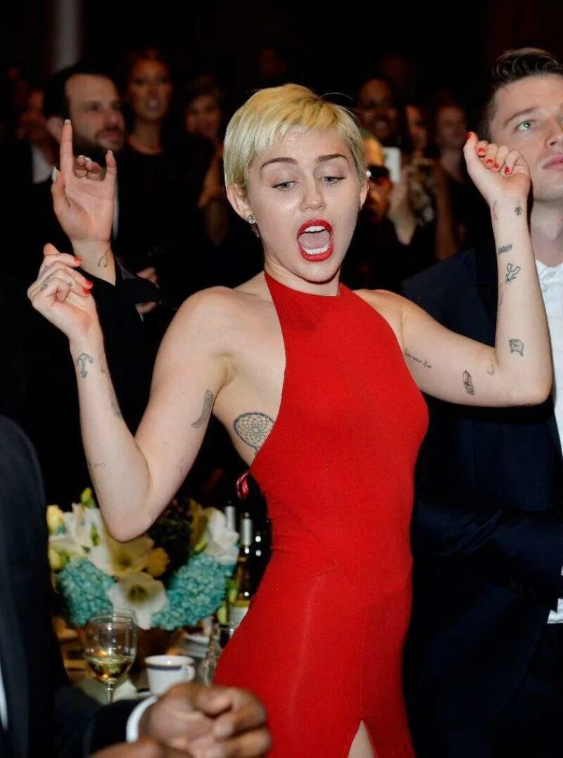 Miley cyrus grammy. Майли Сайрус Грэмми 2009. Майли Сайрус Грэмми 2015. Майли Сайрус Грэмми. Майли Сайрус фото.
