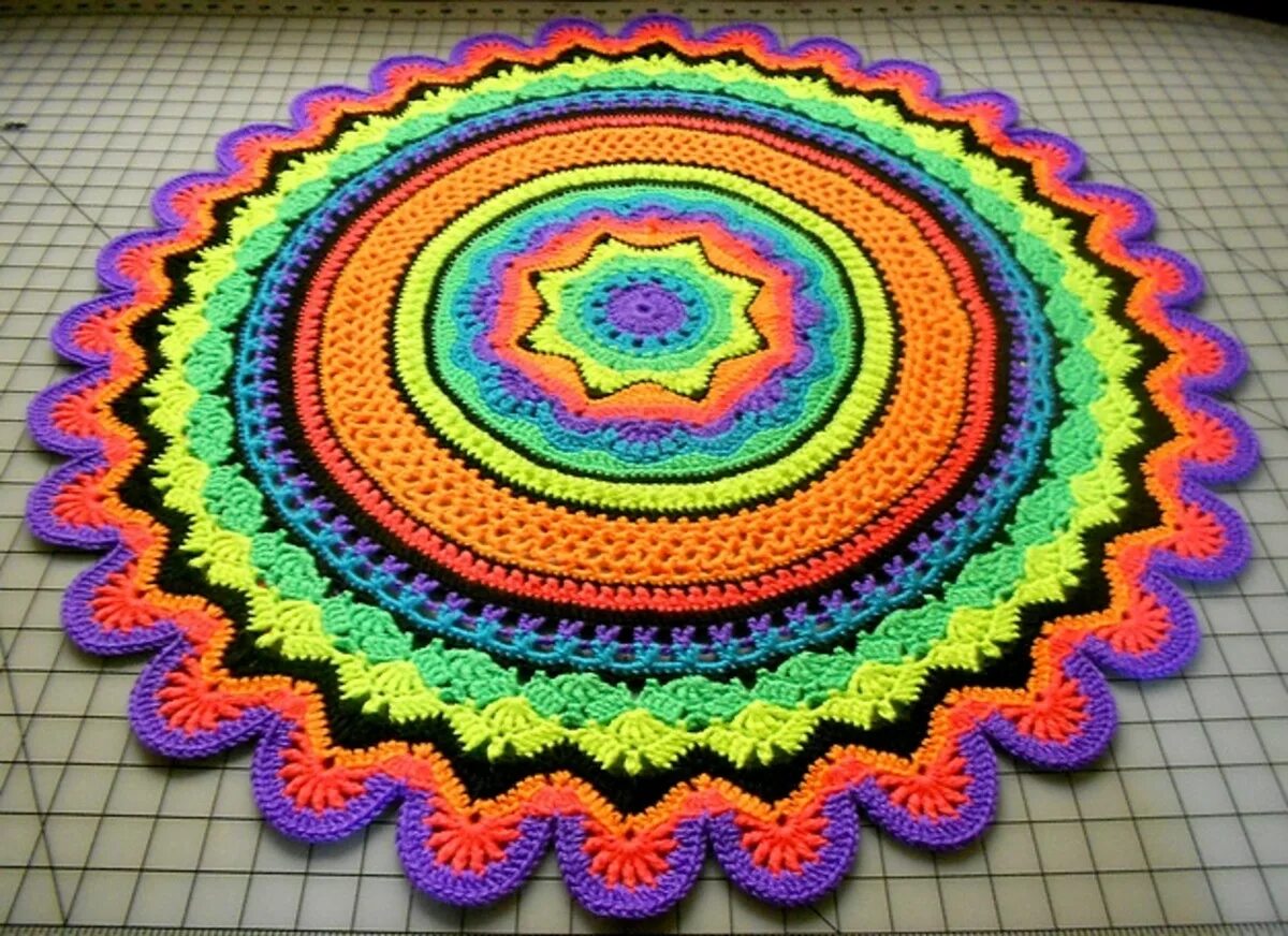 вязаные половики крючком. вязаные коврики из тряпок. видео вязания коврика крючком из тряпок. вязаные коврики из тряпок. коврик из тряпочек.