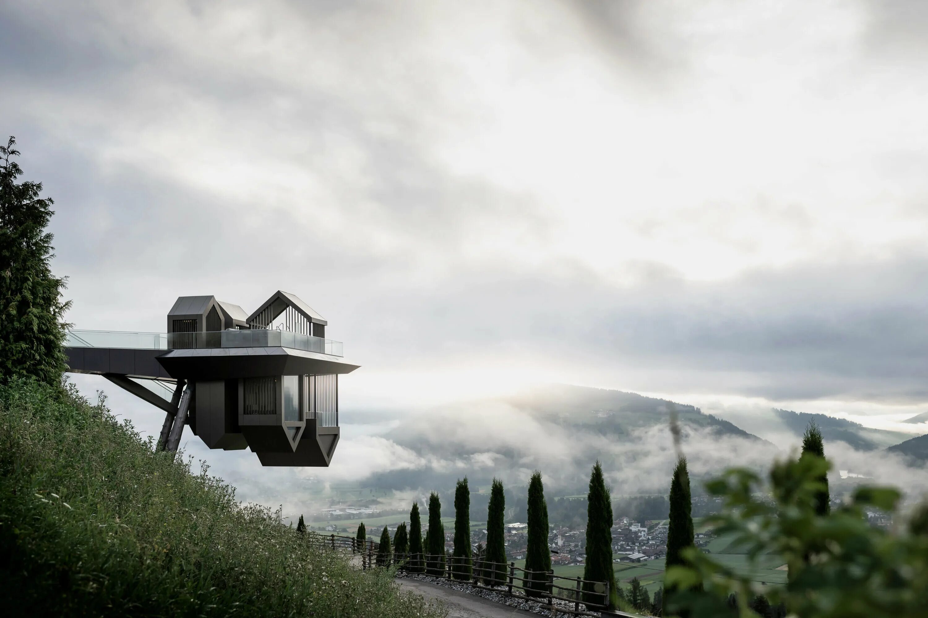 Etihad airways резиденция. здание перевертыш в южном ти. , 33/3, сочи. архитектурные системы. кровать в воздухе с подсветкой.