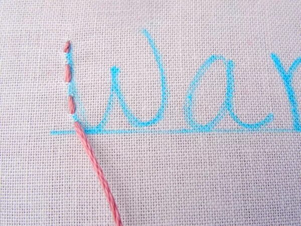 Техника вышивания букв. Вышивка букв на ткани. Вышивка нитками буквы. Вышивка стежками буквы. Вышивка мулине буква а.