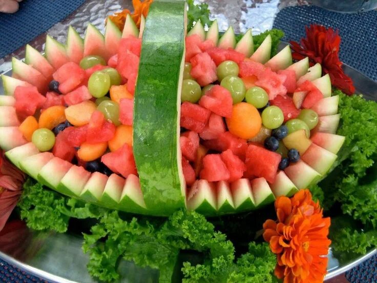 Фруктовая нарезка с арбузом. Фруктовая нарезка с ар узом. Красивая подача арбуза и дыни. Красиво нарезать арбуз и дыню. Фруктовая нарезка с арбузом.