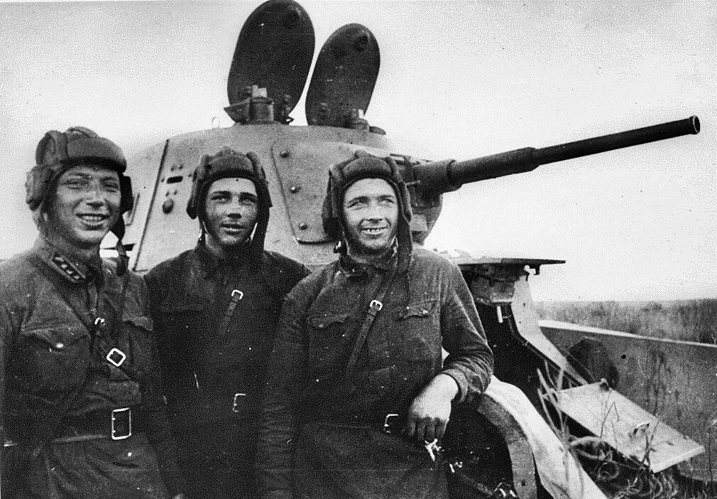 Три танкиста экипаж машины боевой. БТ-7 Халхин-гол 1939. Три танкиста БТ 7. 3 Танкиста 3 веселых друга экипаж машины боевой. Третья танковая