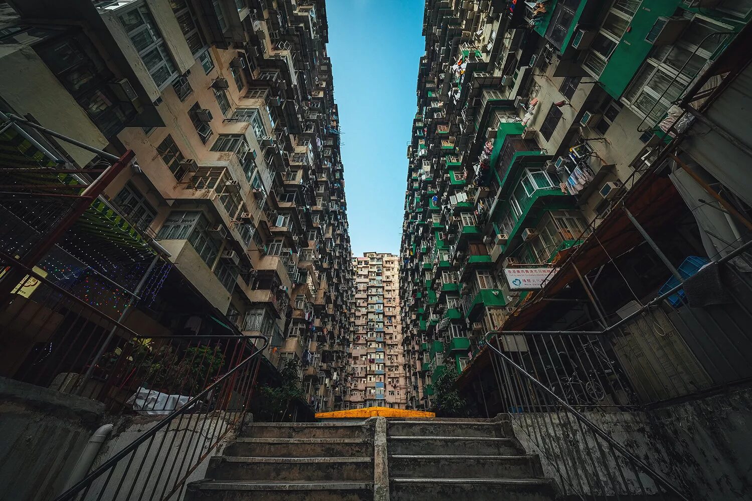 Город снизу. Гонг Конг небоскребы. Небоскреб Гонконга скайскрепер. Гонконг высотки. Гонконг Quarry Bay.