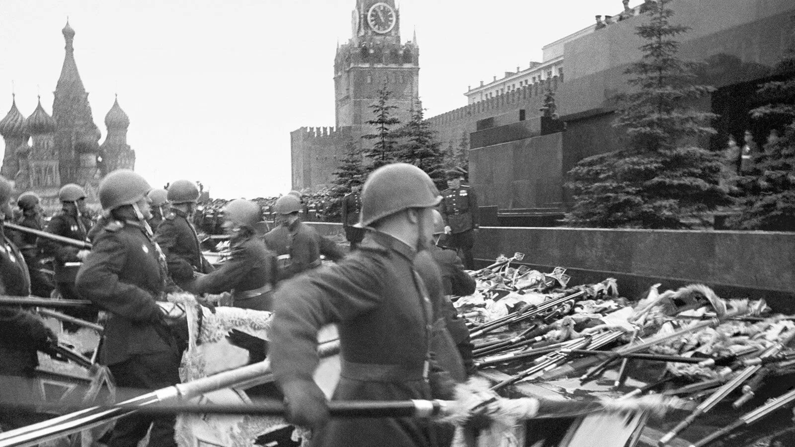 Парад победы германия. Советские солдаты бросают немецкие знамена к мавзолею. Фронтовые театры 45 год.