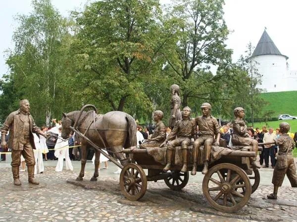 Асгат галимзянов. Асгат Галимзянов Казань. Памятник Асгату Галимзянову в Казани. Сквер Асгата Галимзянова. Памятник благотворителю.