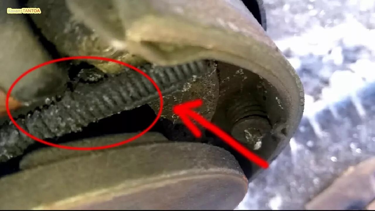 Рено сандеро примерзли колодки. Примерзли колодки. Примерзли колодки ручника. Замерзли задние колеса. Примерз ручник.