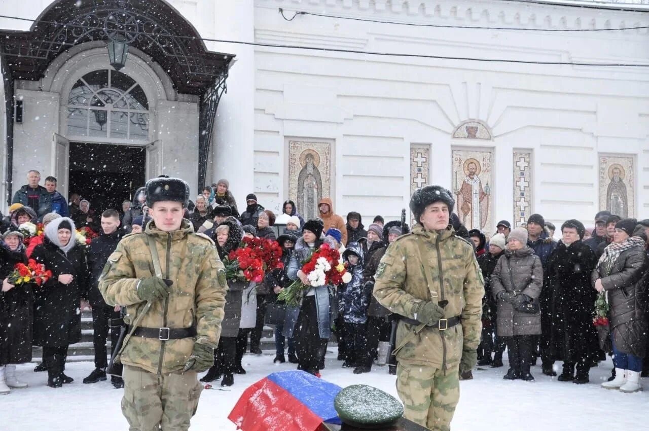 Тв новости сво. Награждение военнослужащих. Солдат в городе. Офицеры в храме.