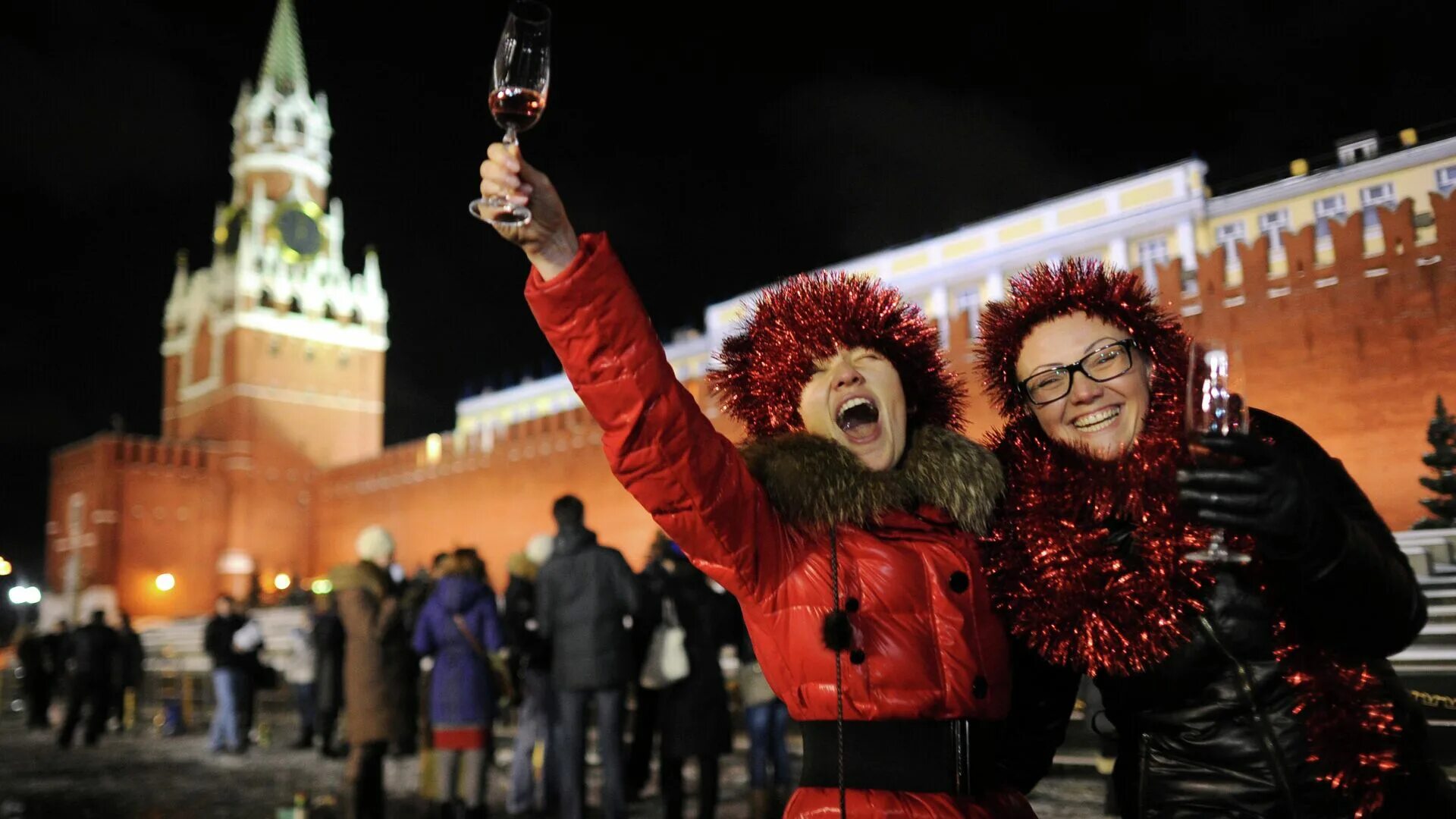 Красная площадь новый год. Люди на красной площади в новый год. Празднование нового года в России на красной площади. Красная площадь в новогоднюю ночь. Кто раньше встречает новый год