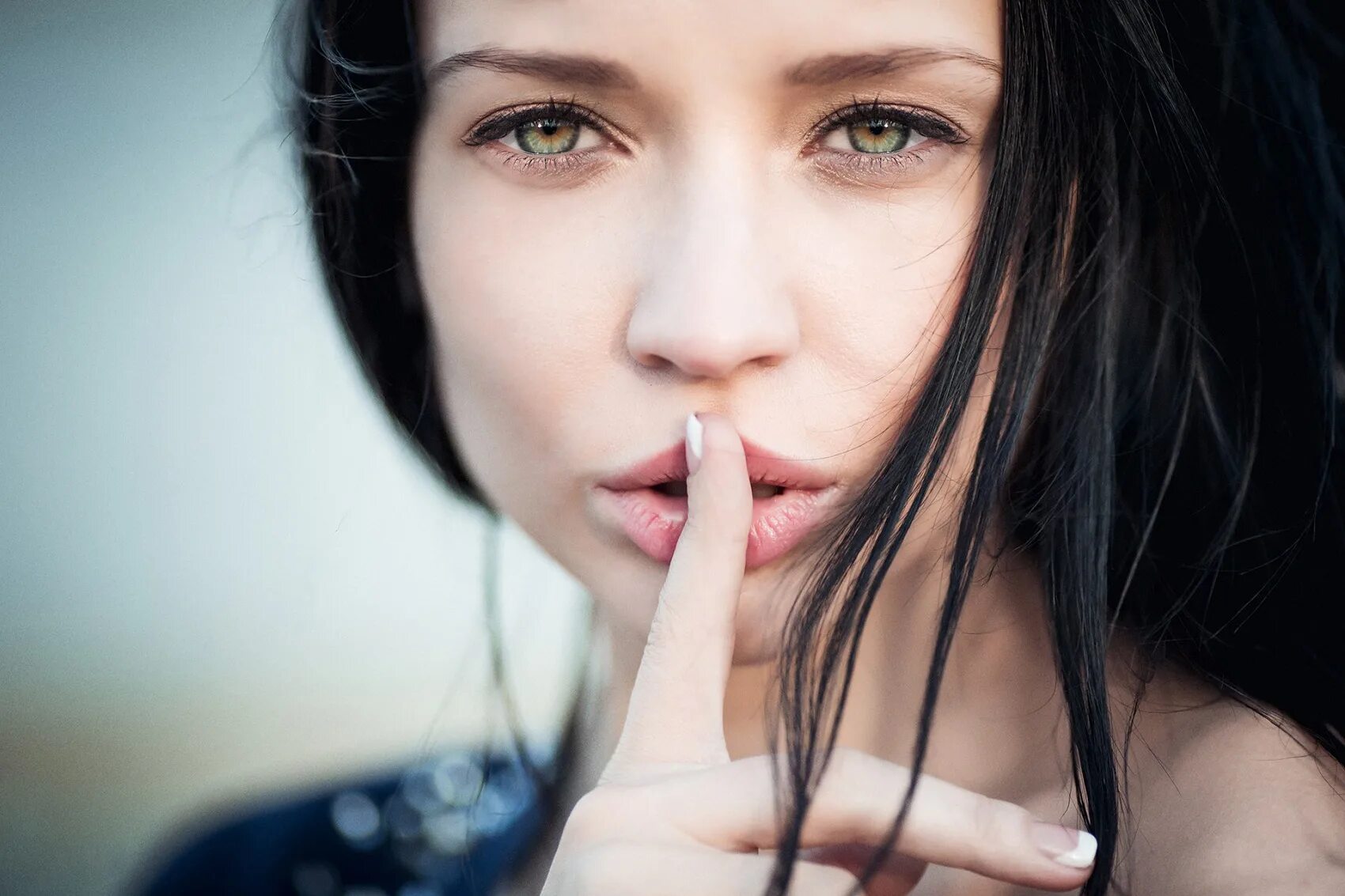 Покажи молчание. Angelina Petrova Eye. Девушка с пальцем у губ. Губы девушки. Взгляд девушки.