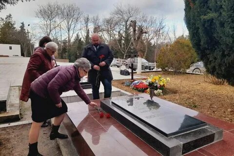 На могилах героев