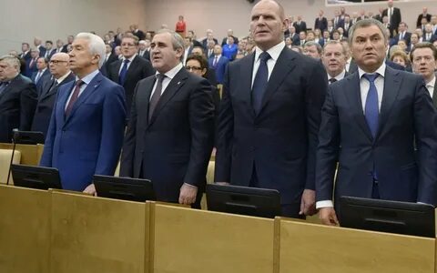 Стоит депутат