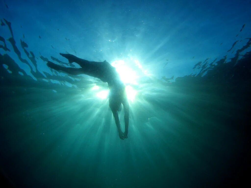 Лучи под водой. Море наполовину в воде. Талая вода песня. Сквозь воду песня. Сквозь воду песня.