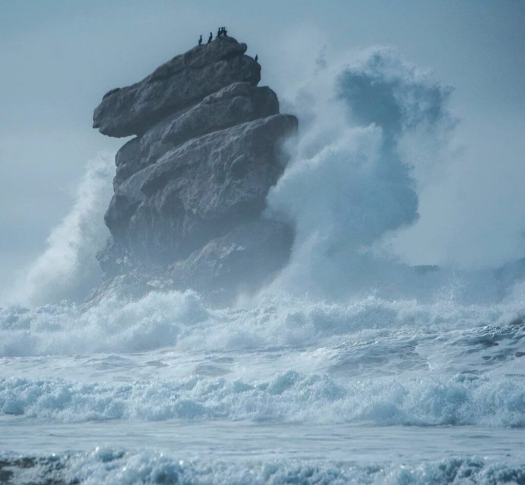 Шторм скалы. Волны и скалы. Море шторм. Море скалы. During storm