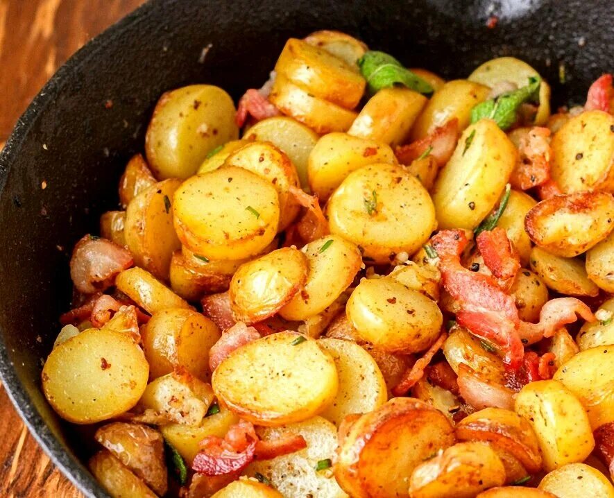 Можно ли жареную картошку в пост. Жареный картофель. Жареная картошка. Картошка с беконом. Картофель с беконом на сковороде.